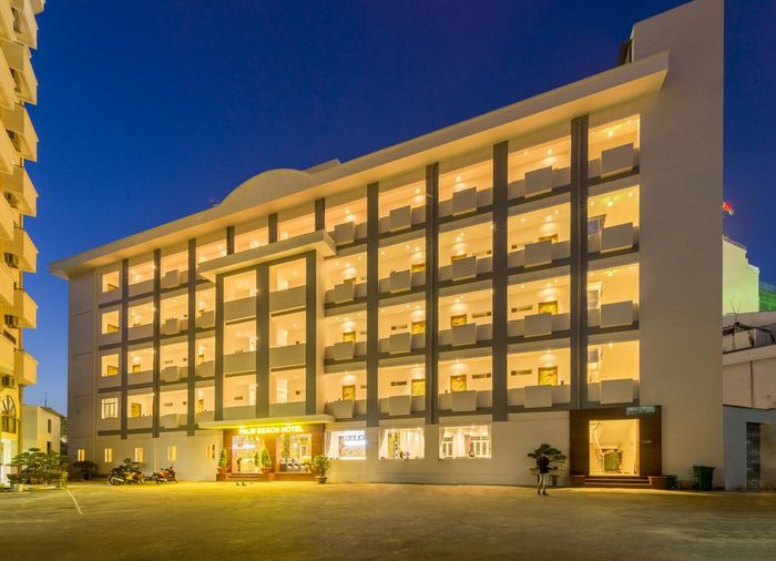 Palm Beach Hotel được xây theo kiến trúc hiện đại của châu Âu